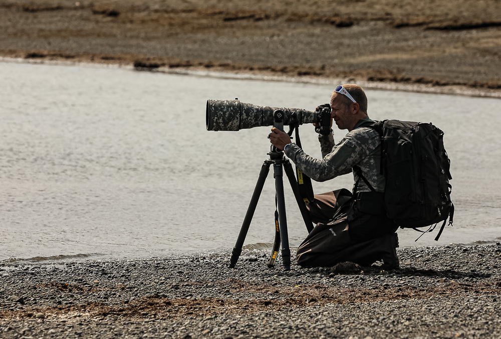 man camera telelens photographer Katmai bears